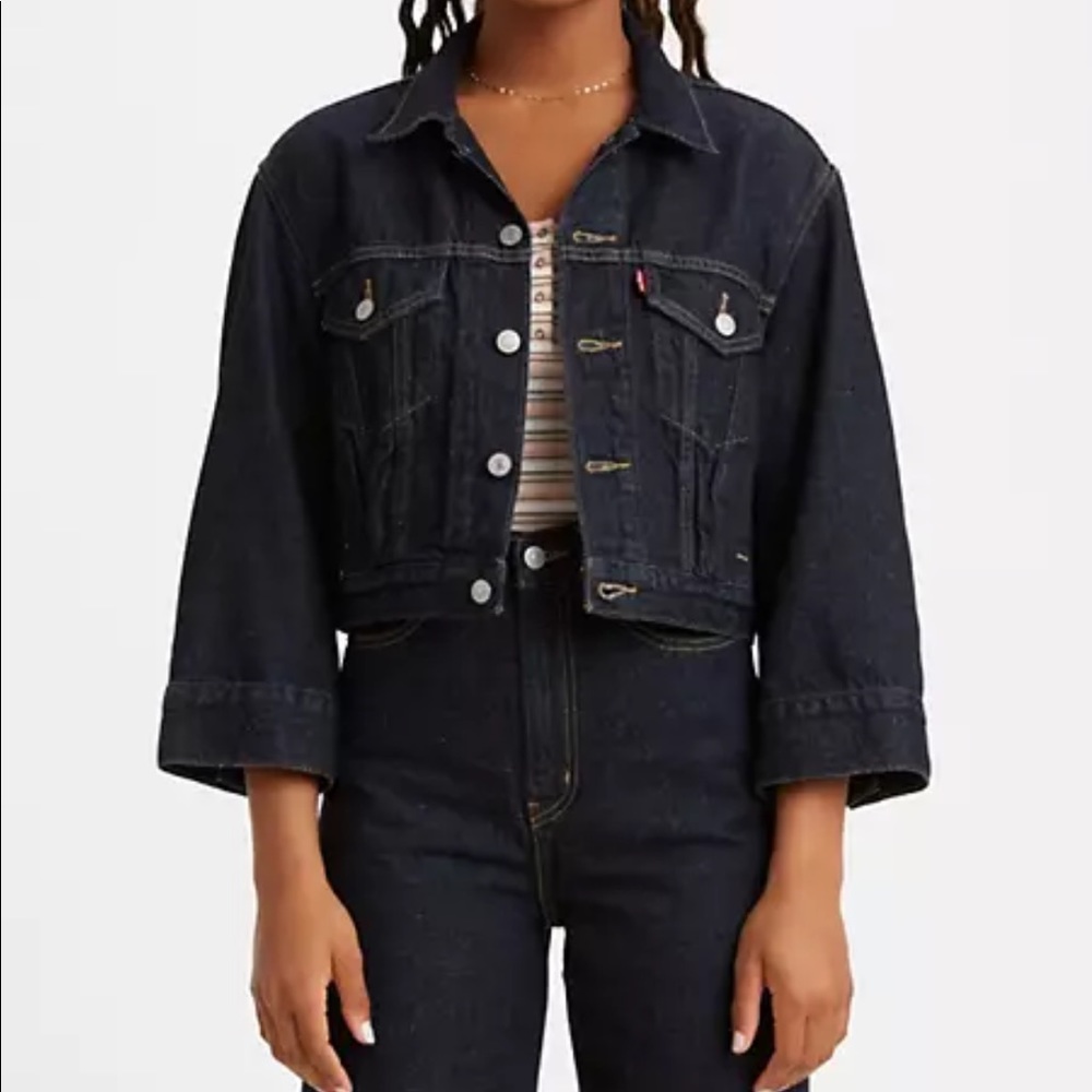 Dark wash Levi’s cropped jean jacket💎